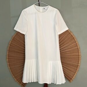 Pleaded white Zara dress size XS